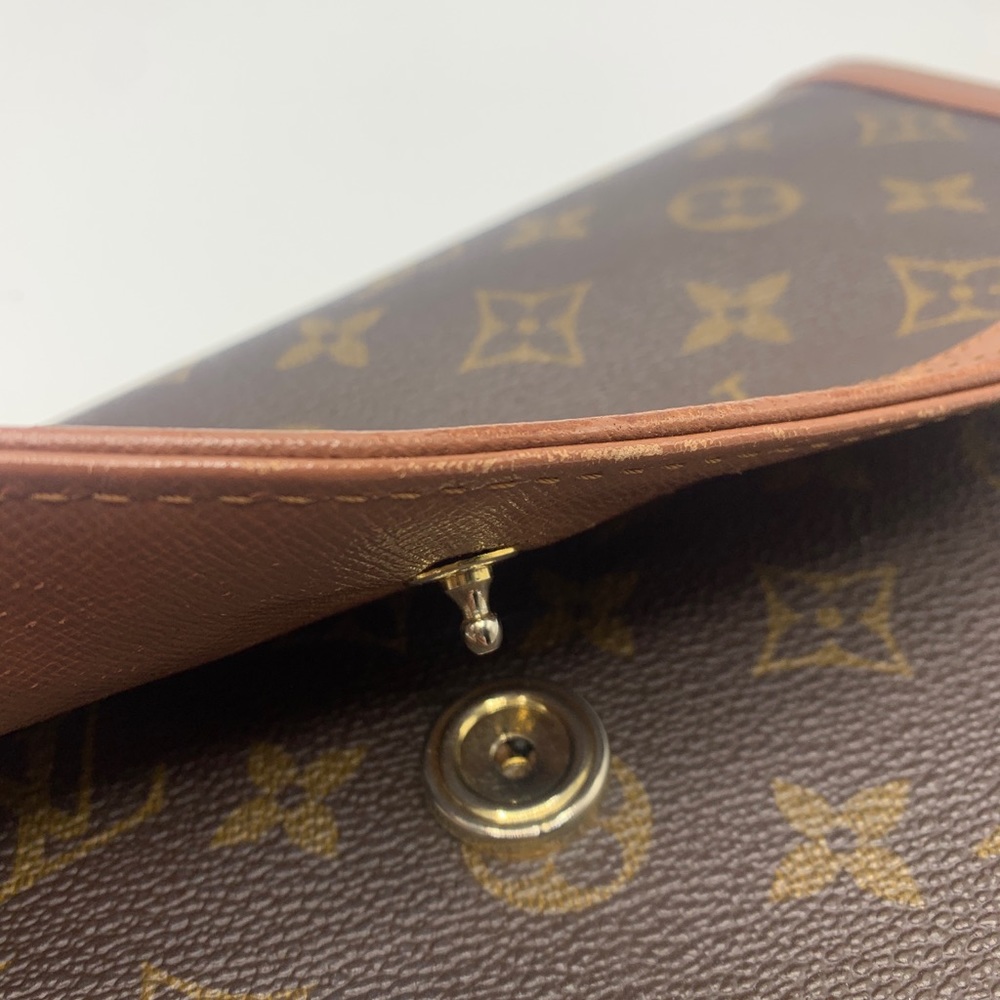 Louis Vuitton Brown Monogram Clutch with Tan Trim - Picture 12 of 16